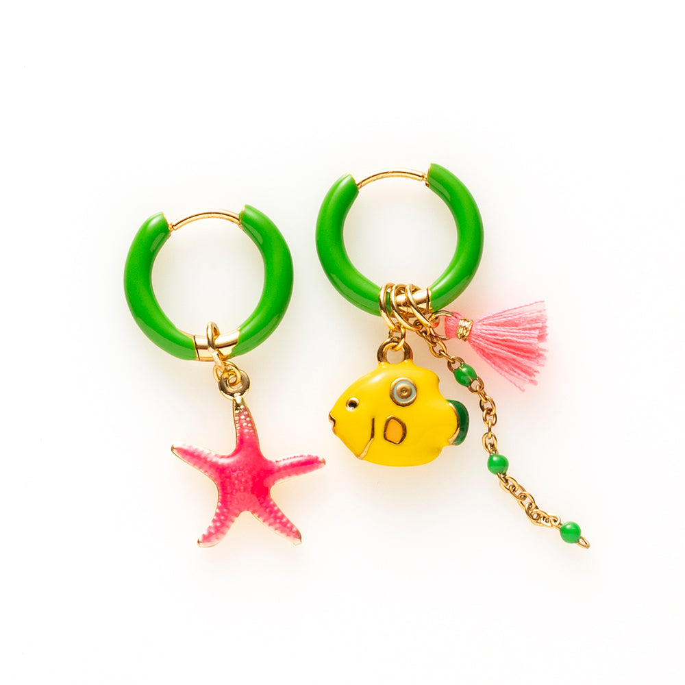 Voeg een sprankje kleur en vrolijkheid toe aan je dag met deze kleurrijke oorbellen met eigenzinnige bedels. De charmante oorbellen geven elke outfit een speelse en stijlvolle touch én bezorgen je meteen een instant geluksgevoel.
Extra leuk: de bedels zijn eenvoudig afneembaar en onderling te wisselen. Mix &amp; Match ze met andere oorbellen en creëer eindeloos veel unieke combinaties voor dubbel draagplezier.
