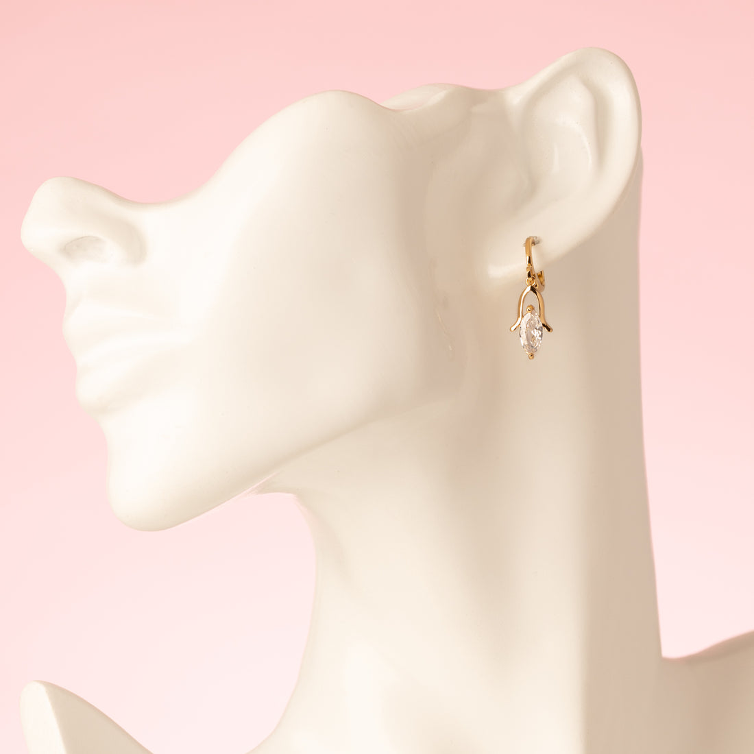 Tijdloos, subtiel en elegant: Everyday Grace is jouw go-to paar voor dagelijks gebruik. Deze 18 gold plated oorringen zijn verfijnd afgewerkt met een transparante horse eye geslepen zirkonia die zachtjes schittert bij elke beweging.