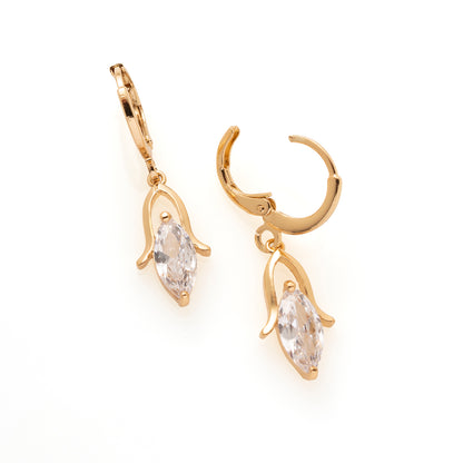 Tijdloos, subtiel en elegant: Everyday Grace is jouw go-to paar voor dagelijks gebruik. Deze 18 gold plated oorringen zijn verfijnd afgewerkt met een transparante horse eye geslepen zirkonia die zachtjes schittert bij elke beweging.