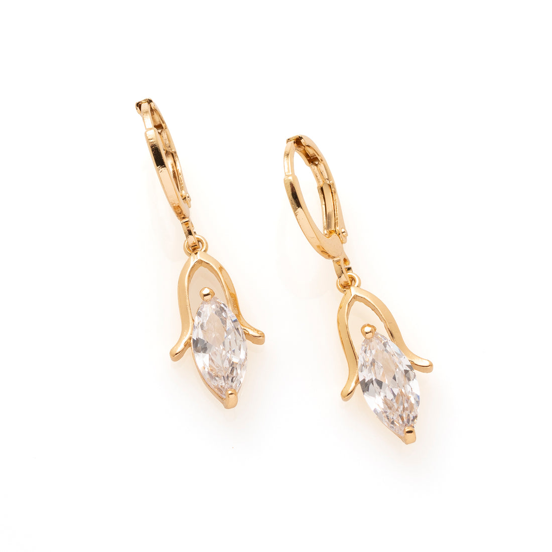 Tijdloos, subtiel en elegant: Everyday Grace is jouw go-to paar voor dagelijks gebruik. Deze 18 gold plated oorringen zijn verfijnd afgewerkt met een transparante horse eye geslepen zirkonia die zachtjes schittert bij elke beweging.