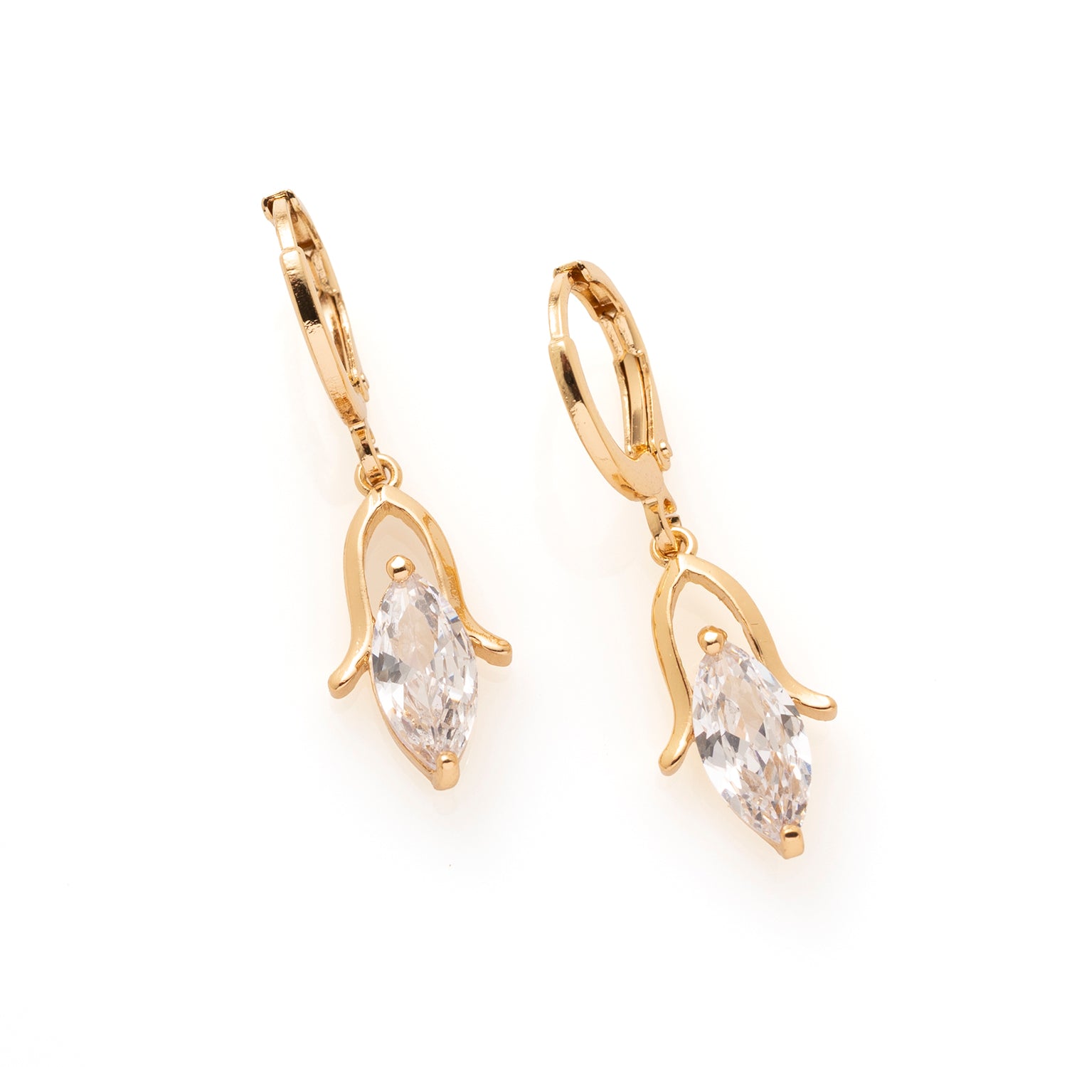 Tijdloos, subtiel en elegant: Everyday Grace is jouw go-to paar voor dagelijks gebruik. Deze 18 gold plated oorringen zijn verfijnd afgewerkt met een transparante horse eye geslepen zirkonia die zachtjes schittert bij elke beweging.