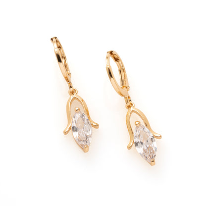 Tijdloos, subtiel en elegant: Everyday Grace is jouw go-to paar voor dagelijks gebruik. Deze 18 gold plated oorringen zijn verfijnd afgewerkt met een transparante horse eye geslepen zirkonia die zachtjes schittert bij elke beweging.