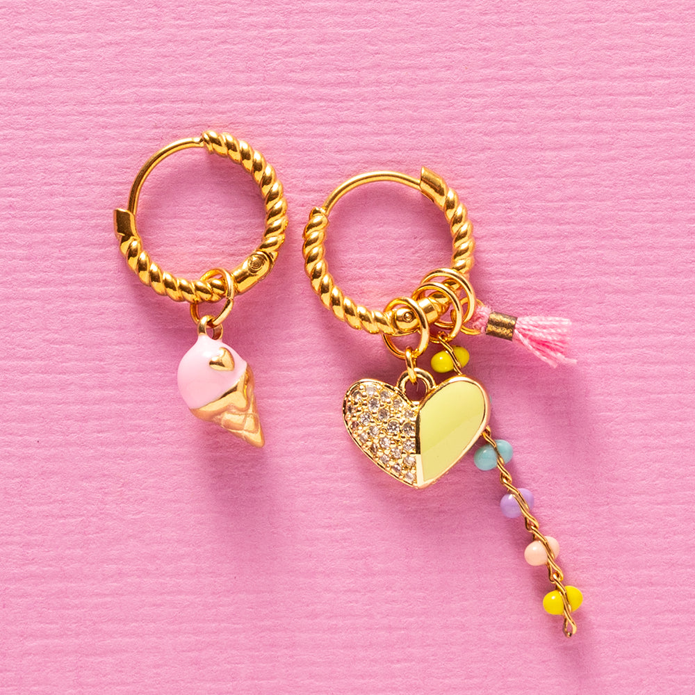 Voeg een sprankje kleur en een vleugje vreugde toe aan je dag met deze oorbellen voorzien van vrolijke bedels. Deze charmante oorbellen zijn perfect om je outfit op te vrolijken en je een instant geluksgevoel te geven. Bovendien kun je de bedels er zelf afhalen en onderling wisselen. Mix &amp;amp; Match met de andere oorbellen voor dubbel plezier!