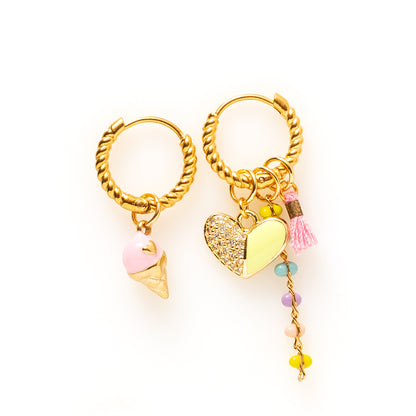 Voeg een sprankje kleur en een vleugje vreugde toe aan je dag met deze oorbellen voorzien van vrolijke bedels. Deze charmante oorbellen zijn perfect om je outfit op te vrolijken en je een instant geluksgevoel te geven. Bovendien kun je de bedels er zelf afhalen en onderling wisselen. Mix &amp;amp; Match met de andere oorbellen voor dubbel plezier!