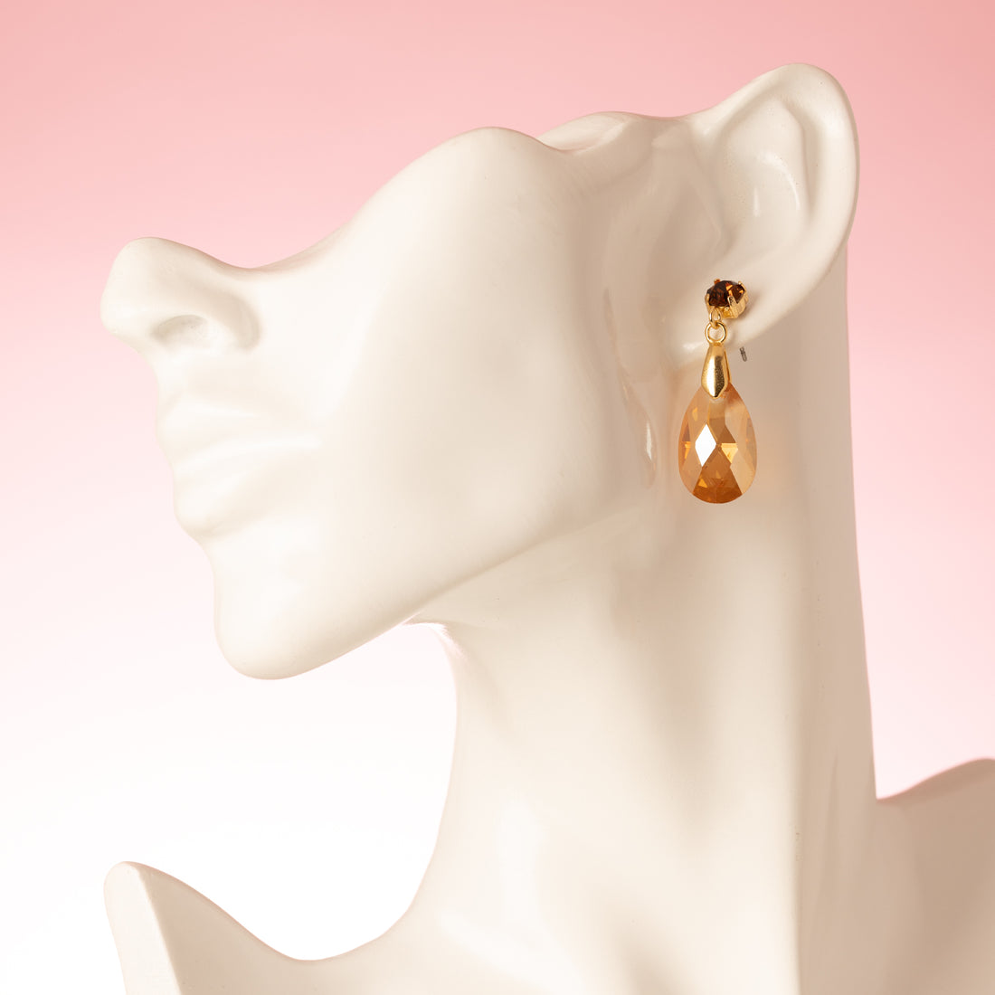 Copper Ray zijn elegante oorbellen met een Swarovski oorsteker en een koperkleurige kristalglas druppel. De warme gloed van het kristal vangt het licht bij iedere beweging, waardoor je look subtiel feestelijk en stralend wordt.

Dankzij het tijdloze, eenvoudige ontwerp zijn deze oorbellen perfect voor dagelijks gebruik, maar ook stijlvol genoeg voor speciale gelegenheden. Copper Ray combineert elegantie, warmte en veelzijdigheid in één prachtig sieraad.