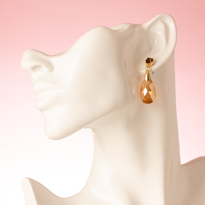 Copper Ray zijn elegante oorbellen met een Swarovski oorsteker en een koperkleurige kristalglas druppel. De warme gloed van het kristal vangt het licht bij iedere beweging, waardoor je look subtiel feestelijk en stralend wordt.

Dankzij het tijdloze, eenvoudige ontwerp zijn deze oorbellen perfect voor dagelijks gebruik, maar ook stijlvol genoeg voor speciale gelegenheden. Copper Ray combineert elegantie, warmte en veelzijdigheid in één prachtig sieraad.