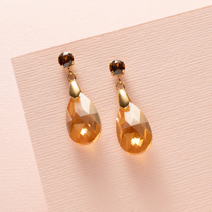 Copper Ray zijn elegante oorbellen met een Swarovski oorsteker en een koperkleurige kristalglas druppel. De warme gloed van het kristal vangt het licht bij iedere beweging, waardoor je look subtiel feestelijk en stralend wordt.

Dankzij het tijdloze, eenvoudige ontwerp zijn deze oorbellen perfect voor dagelijks gebruik, maar ook stijlvol genoeg voor speciale gelegenheden. Copper Ray combineert elegantie, warmte en veelzijdigheid in één prachtig sieraad.