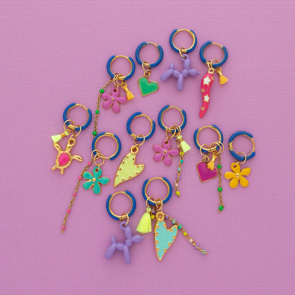 Voeg een sprankje kleur en een vleugje vreugde toe aan je dag met deze kleine gekleurde oorbellen voorzien van vrolijke bedels. Deze charmante oorbellen zijn perfect om je outfit op te vrolijken en je een instant geluksgevoel te geven. Bovendien kun je de bedels er zelf afhalen en onderling wisselen. Mix &amp; Match met de andere oorbellen voor dubbel plezier!