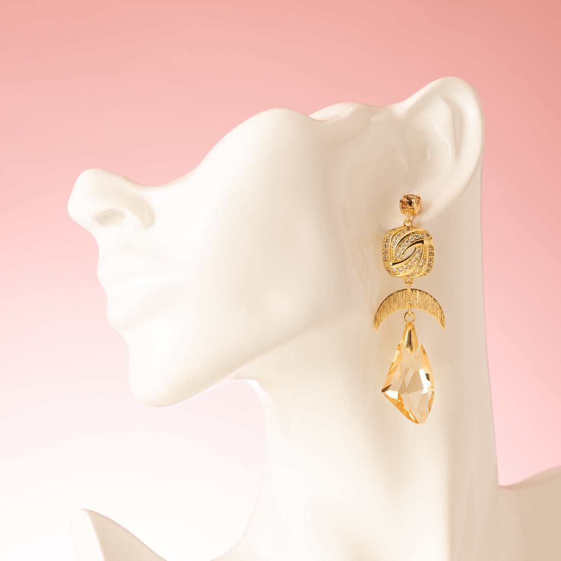 Golden Radiance – opvallende, feestelijke oorbellen die luxe en warmte perfect combineren. De Swarovski oorstekers zorgen voor een sprankelende basis, terwijl de lichtbruine kristalglas druppels een elegante, gouden gloed creëren bij elke beweging.

De rijke goudtinten en het uitgesproken design maken Golden Radiance ideaal voor de feestdagen: chic, glam en onweerstaanbaar opvallend. Perfect voor een diner, feestje of elke gelegenheid waarop je schitterend voor de dag wilt komen.