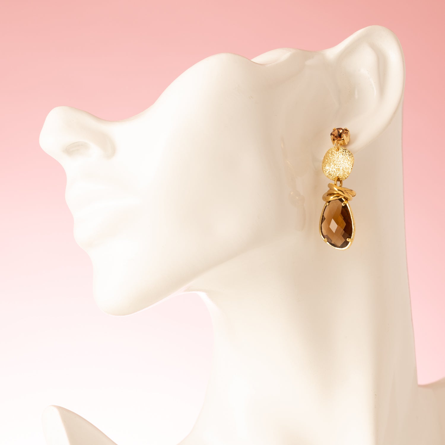 Cocoa Twist zijn elegante oorbellen met een Swarovski oorsteker en bruine kristalglas druppels. Het subtiele twist-ontwerp tussen de bedel en de oorsteker geeft een uniek accent, waardoor de oorbellen chique én tijdloos ogen.

Perfect voor dagelijks gebruik dankzij het draagbare formaat en klassieke kleuren, maar ook stijlvol genoeg voor speciale gelegenheden. Cocoa Twist combineert elegantie, eenvoud en een klein speels detail in één prachtig ontwerp.