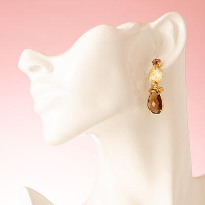 Cocoa Twist zijn elegante oorbellen met een Swarovski oorsteker en bruine kristalglas druppels. Het subtiele twist-ontwerp tussen de bedel en de oorsteker geeft een uniek accent, waardoor de oorbellen chique én tijdloos ogen.

Perfect voor dagelijks gebruik dankzij het draagbare formaat en klassieke kleuren, maar ook stijlvol genoeg voor speciale gelegenheden. Cocoa Twist combineert elegantie, eenvoud en een klein speels detail in één prachtig ontwerp.