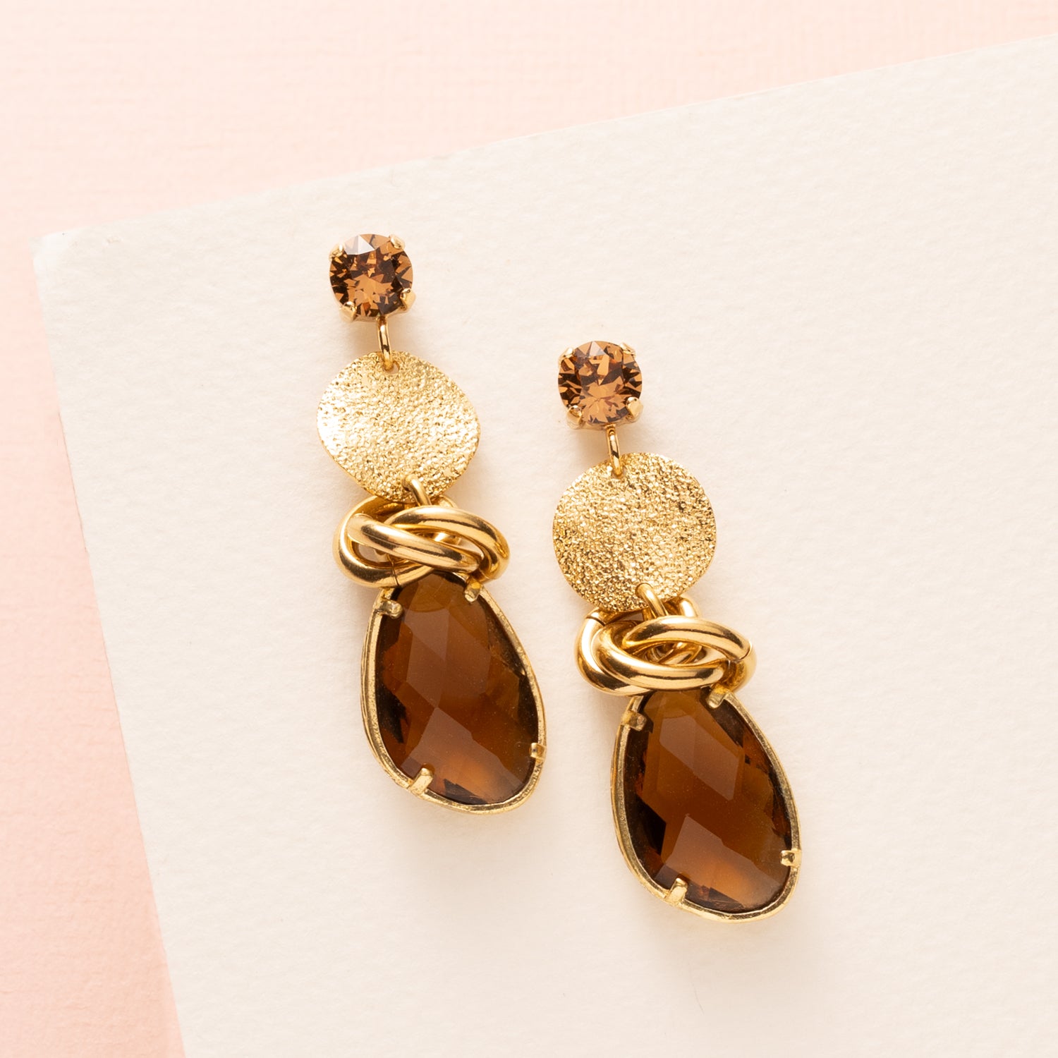 Cocoa Twist zijn elegante oorbellen met een Swarovski oorsteker en bruine kristalglas druppels. Het subtiele twist-ontwerp tussen de bedel en de oorsteker geeft een uniek accent, waardoor de oorbellen chique én tijdloos ogen.

Perfect voor dagelijks gebruik dankzij het draagbare formaat en klassieke kleuren, maar ook stijlvol genoeg voor speciale gelegenheden. Cocoa Twist combineert elegantie, eenvoud en een klein speels detail in één prachtig ontwerp.