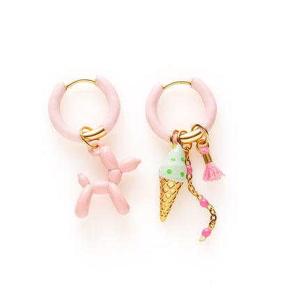 Voeg een sprankje kleur en vrolijkheid toe aan je dag met deze kleurrijke oorbellen met eigenzinnige bedels. De charmante oorbellen geven elke outfit een speelse en stijlvolle touch én bezorgen je meteen een instant geluksgevoel.
Extra leuk: de bedels zijn eenvoudig afneembaar en onderling te wisselen. Mix &amp; Match ze met andere oorbellen en creëer eindeloos veel unieke combinaties voor dubbel draagplezier.
