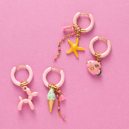 Voeg een sprankje kleur en vrolijkheid toe aan je dag met deze kleurrijke oorbellen met eigenzinnige bedels. De charmante oorbellen geven elke outfit een speelse en stijlvolle touch én bezorgen je meteen een instant geluksgevoel.
Extra leuk: de bedels zijn eenvoudig afneembaar en onderling te wisselen. Mix &amp; Match ze met andere oorbellen en creëer eindeloos veel unieke combinaties voor dubbel draagplezier.
