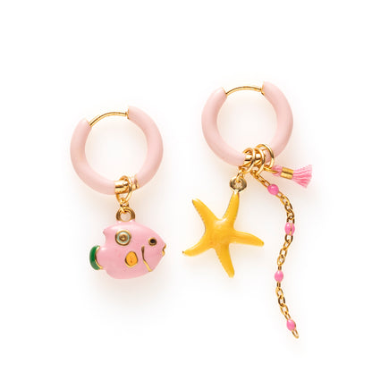 Voeg een sprankje kleur en vrolijkheid toe aan je dag met deze kleurrijke oorbellen met eigenzinnige bedels. De charmante oorbellen geven elke outfit een speelse en stijlvolle touch én bezorgen je meteen een instant geluksgevoel.

Extra leuk: de bedels zijn eenvoudig afneembaar en onderling te wisselen. Mix &amp; Match ze met andere oorbellen en creëer eindeloos veel unieke combinaties voor dubbel draagplezier.