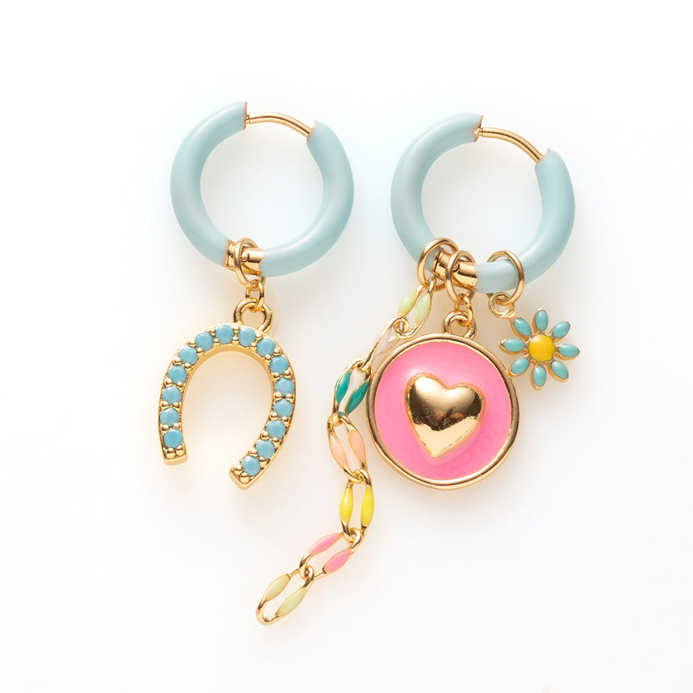 Voeg een sprankje kleur en vreugde toe aan je dag met deze kleurrijke oorbellen met eigenzinnige bedels. Deze charmante oorbellen geven elke outfit een speelse en stijlvolle touch én bezorgen je meteen een instant geluksgevoel.

Extra leuk: de bedels zijn eenvoudig afneembaar en onderling te wisselen. Mix &amp; Match ze met andere oorbellen en creëer eindeloos veel unieke combinaties voor dubbel draagplezier.