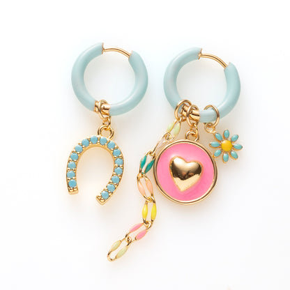 Voeg een sprankje kleur en vreugde toe aan je dag met deze kleurrijke oorbellen met eigenzinnige bedels. Deze charmante oorbellen geven elke outfit een speelse en stijlvolle touch én bezorgen je meteen een instant geluksgevoel.

Extra leuk: de bedels zijn eenvoudig afneembaar en onderling te wisselen. Mix &amp; Match ze met andere oorbellen en creëer eindeloos veel unieke combinaties voor dubbel draagplezier.