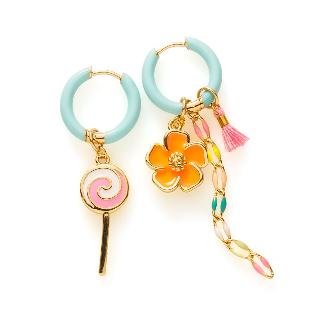 Voeg een sprankje kleur en vreugde toe aan je dag met deze kleurrijke oorbellen met eigenzinnige bedels. Deze charmante oorbellen geven elke outfit een speelse en stijlvolle touch én bezorgen je meteen een instant geluksgevoel.

Extra leuk: de bedels zijn eenvoudig afneembaar en onderling te wisselen. Mix &amp;amp; Match ze met andere oorbellen en creëer eindeloos veel unieke combinaties voor dubbel draagplezier.