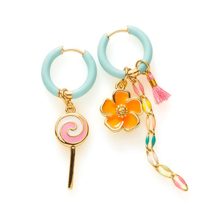 Voeg een sprankje kleur en vreugde toe aan je dag met deze kleurrijke oorbellen met eigenzinnige bedels. Deze charmante oorbellen geven elke outfit een speelse en stijlvolle touch én bezorgen je meteen een instant geluksgevoel.

Extra leuk: de bedels zijn eenvoudig afneembaar en onderling te wisselen. Mix &amp;amp; Match ze met andere oorbellen en creëer eindeloos veel unieke combinaties voor dubbel draagplezier.