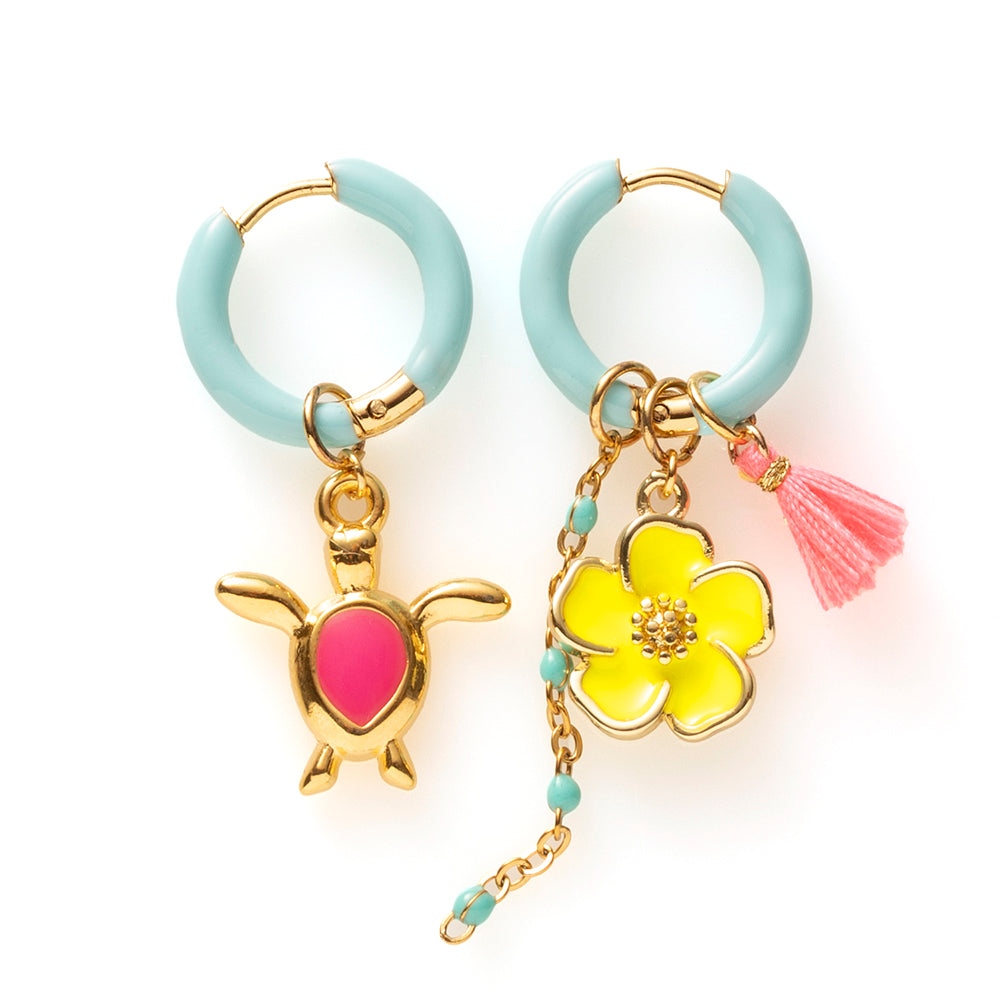 Voeg een sprankje kleur en vrolijkheid toe aan je dag met deze kleurrijke oorbellen met eigenzinnige bedels. Deze charmante oorbellen geven elke outfit een speelse en stijlvolle touch én bezorgen je meteen een instant geluksgevoel.
Extra leuk: de bedels zijn eenvoudig afneembaar en onderling te wisselen. Mix &amp; Match ze met andere oorbellen en creëer eindeloos veel unieke combinaties voor dubbel draagplezier.
