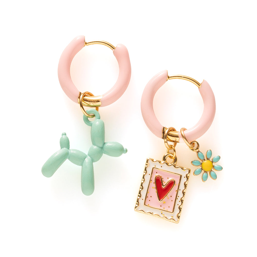 Voeg een sprankje kleur en vreugde toe aan je dag met deze kleurrijke oorbellen met eigenzinnige bedels. Deze charmante oorbellen geven elke outfit een speelse en stijlvolle touch én bezorgen je meteen een instant geluksgevoel.
Extra leuk: de bedels zijn eenvoudig afneembaar en onderling te wisselen. Mix &amp; Match ze met andere oorbellen en creëer eindeloos veel unieke combinaties voor dubbel draagplezier.
