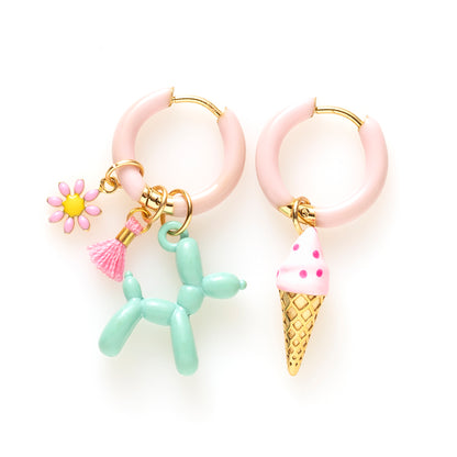Voeg een sprankje kleur en vreugde toe aan je dag met deze kleurrijke oorbellen met eigenzinnige bedels. Deze charmante oorbellen geven elke outfit een speelse en stijlvolle touch én bezorgen je meteen een instant geluksgevoel.
Extra leuk: de bedels zijn eenvoudig afneembaar en onderling te wisselen. Mix &amp; Match ze met andere oorbellen en creëer eindeloos veel unieke combinaties voor dubbel draagplezier.
