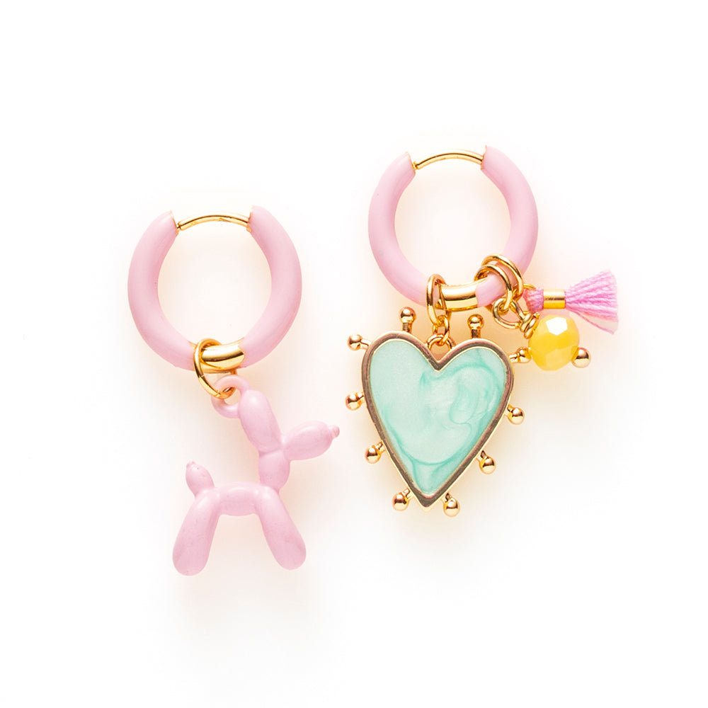 Voeg een sprankje kleur en een vleugje vreugde toe aan je dag met deze kleine gekleurde oorbellen voorzien van eigenzinnige bedels. Deze charmante oorbellen zijn perfect om je outfit op te vrolijken en je een instant geluksgevoel te geven. Bovendien kun je de bedels er zelf afhalen en onderling wisselen. Mix &amp; Match met de andere oorbellen voor dubbel plezier!