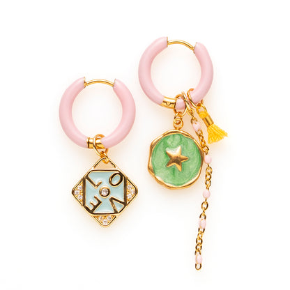 Voeg een sprankje kleur en een vleugje vreugde toe aan je dag met deze kleine gekleurde oorbellen voorzien van vrolijke bedels. Deze charmante oorbellen zijn perfect om je outfit op te vrolijken en je een instant geluksgevoel te geven. Bovendien kun je de bedels er zelf afhalen en onderling wisselen. Mix &amp; Match met de andere oorbellen voor dubbel plezier!