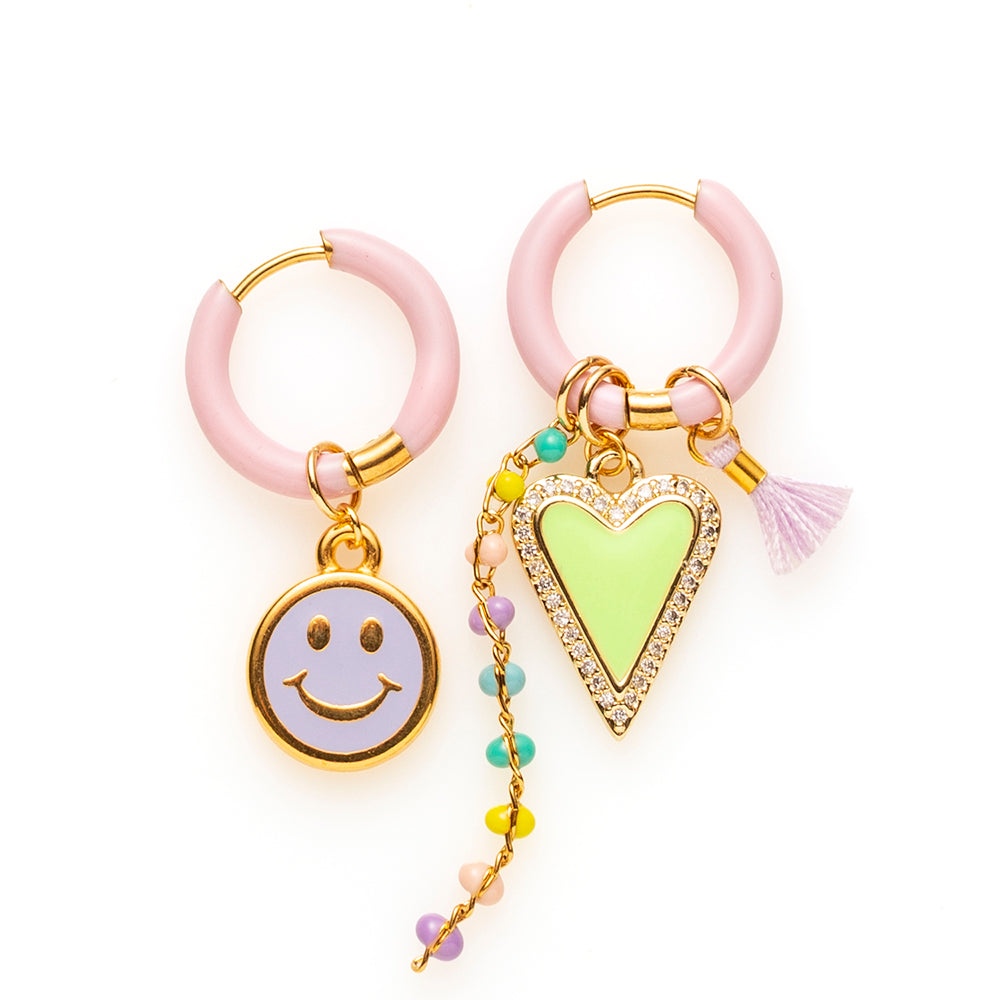 Voeg een sprankje kleur en een vleugje vreugde toe aan je dag met deze kleine gekleurde oorbellen voorzien van vrolijke bedels. Deze charmante oorbellen zijn perfect om je outfit op te vrolijken en je een instant geluksgevoel te geven. Bovendien kun je de bedels er zelf afhalen en onderling wisselen. Mix &amp; Match met de andere oorbellen voor dubbel plezier!