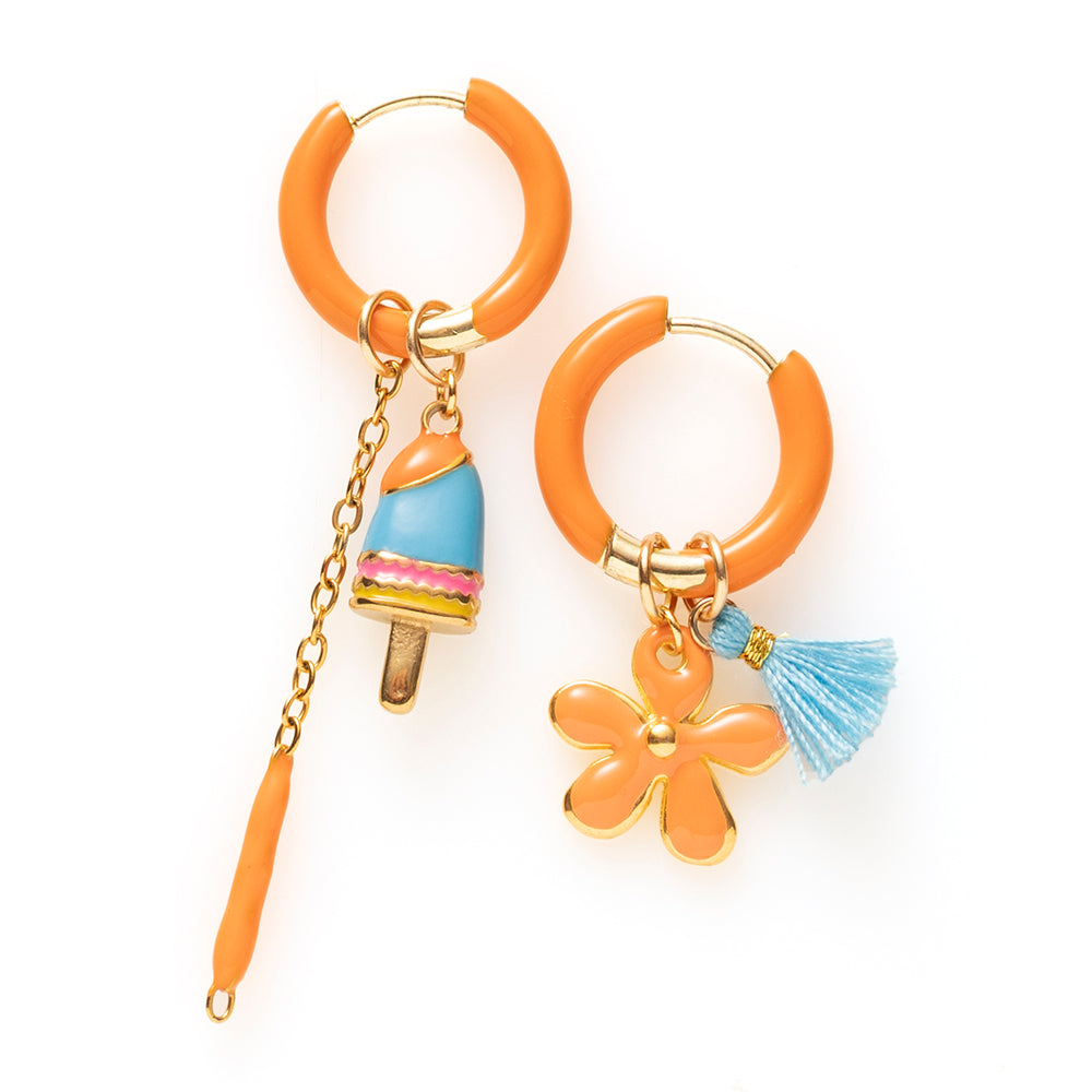 Voeg een sprankje kleur en vreugde toe aan je dag met deze kleurrijke oorbellen met eigenzinnige bedels. Deze charmante oorbellen geven elke outfit een speelse en stijlvolle touch én bezorgen je meteen een instant geluksgevoel.
Extra leuk: de bedels zijn eenvoudig afneembaar en onderling te wisselen. Mix &amp; Match ze met andere oorbellen en creëer eindeloos veel unieke combinaties voor dubbel draagplezier.
