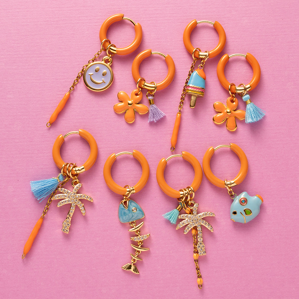 Voeg een sprankje kleur en vreugde toe aan je dag met deze kleurrijke oorbellen met eigenzinnige bedels. Deze charmante oorbellen geven elke outfit een speelse en stijlvolle touch én bezorgen je meteen een instant geluksgevoel.
Extra leuk: de bedels zijn eenvoudig afneembaar en onderling te wisselen. Mix &amp; Match ze met andere oorbellen en creëer eindeloos veel unieke combinaties voor dubbel draagplezier.
