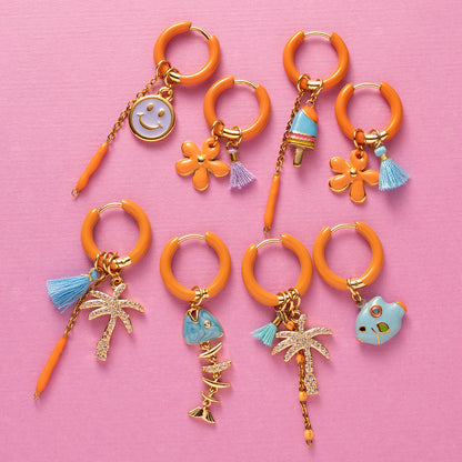 Voeg een sprankje kleur en vreugde toe aan je dag met deze kleurrijke oorbellen met eigenzinnige bedels. Deze charmante oorbellen geven elke outfit een speelse en stijlvolle touch én bezorgen je meteen een instant geluksgevoel.
Extra leuk: de bedels zijn eenvoudig afneembaar en onderling te wisselen. Mix &amp; Match ze met andere oorbellen en creëer eindeloos veel unieke combinaties voor dubbel draagplezier.
