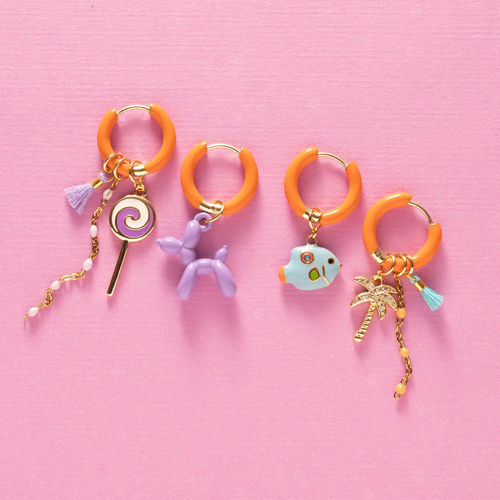Voeg een sprankje kleur en vrolijkheid toe aan je dag met deze kleurrijke oorbellen met eigenzinnige bedels. De charmante oorbellen geven elke outfit een speelse en stijlvolle touch én bezorgen je meteen een instant geluksgevoel.
Extra leuk: de bedels zijn eenvoudig afneembaar en onderling te wisselen. Mix &amp; Match ze met andere oorbellen en creëer eindeloos veel unieke combinaties voor dubbel draagplezier.
