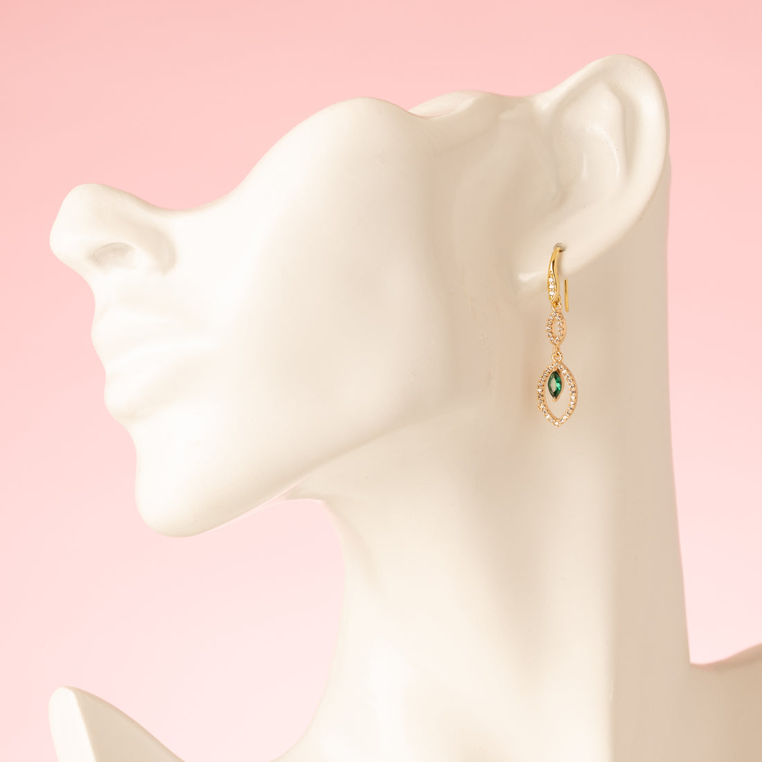 Green Spark straalt elegantie uit met een frisse twist. Deze fijne 18 kt gold plated oorhaakjes zijn voorzien van een sprankelende ovale zirkonia en een felgroen accentsteentje. Ideaal voor wie houdt van subtiele details en een levendig kleuraccent.