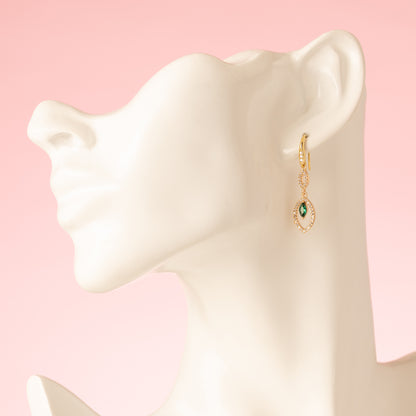 Green Spark straalt elegantie uit met een frisse twist. Deze fijne 18 kt gold plated oorhaakjes zijn voorzien van een sprankelende ovale zirkonia en een felgroen accentsteentje. Ideaal voor wie houdt van subtiele details en een levendig kleuraccent.