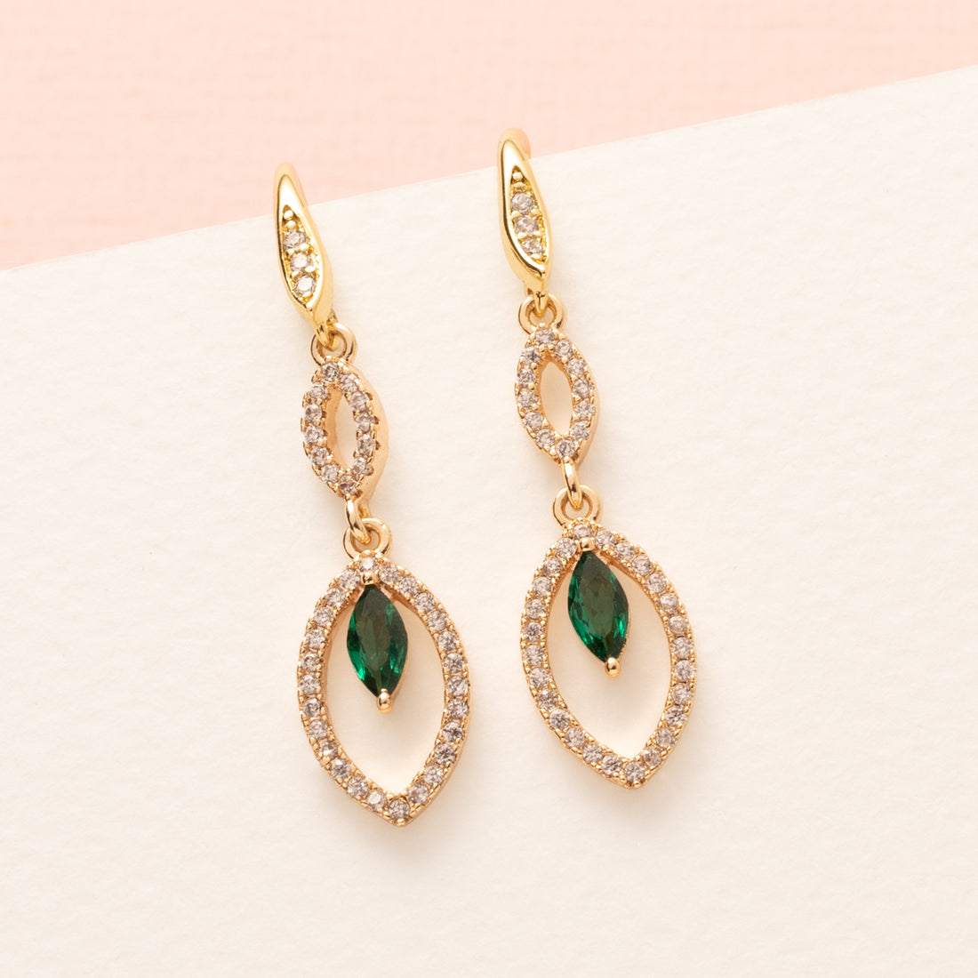 Green Spark straalt elegantie uit met een frisse twist. Deze fijne 18 kt gold plated oorhaakjes zijn voorzien van een sprankelende ovale zirkonia en een felgroen accentsteentje. Ideaal voor wie houdt van subtiele details en een levendig kleuraccent.