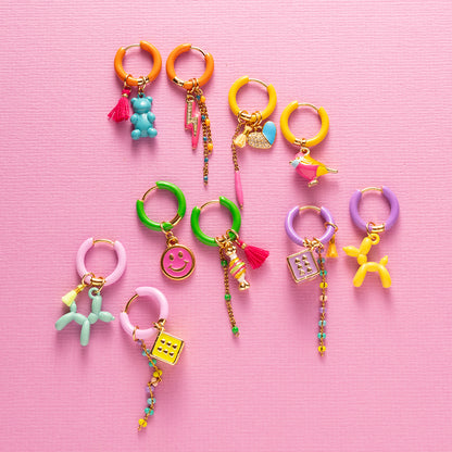 Voeg een sprankje kleur en een vleugje vreugde toe aan je dag met deze kleine gekleurde oorbellen voorzien van vrolijke bedels. Deze charmante oorbellen zijn perfect om je outfit op te vrolijken en je een instant geluksgevoel te geven. Bovendien kun je de bedels er zelf afhalen en onderling wisselen. Mix &amp; Match met de andere oorbellen voor dubbel plezier!