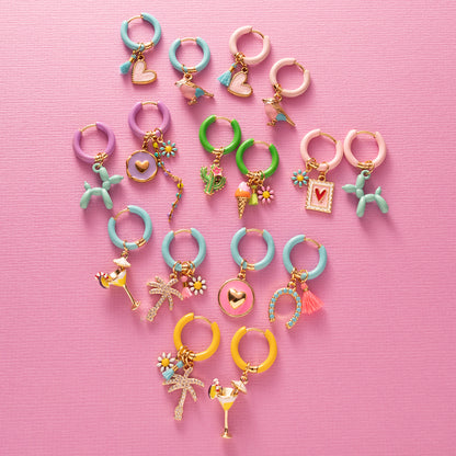 Voeg een sprankje kleur en vreugde toe aan je dag met deze kleurrijke oorbellen met eigenzinnige bedels. Deze charmante oorbellen geven elke outfit een speelse en stijlvolle touch én bezorgen je meteen een instant geluksgevoel.
Extra leuk: de bedels zijn eenvoudig afneembaar en onderling te wisselen. Mix &amp; Match ze met andere oorbellen en creëer eindeloos veel unieke combinaties voor dubbel draagplezier.
