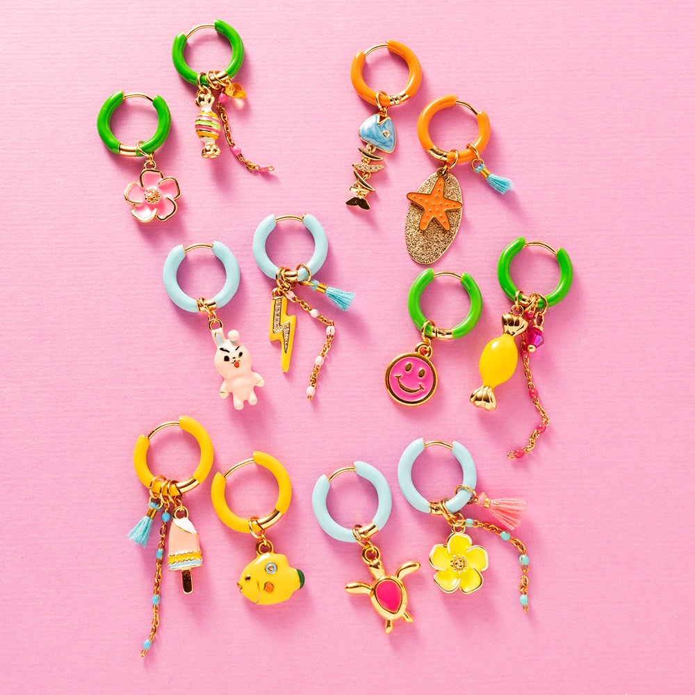 Voeg een sprankje kleur en vrolijkheid toe aan je dag met deze kleurrijke oorbellen met eigenzinnige bedels. Deze charmante oorbellen geven elke outfit een speelse en stijlvolle touch én bezorgen je meteen een instant geluksgevoel.

Extra leuk: de bedels zijn eenvoudig afneembaar en onderling te wisselen. Mix &amp;amp; Match ze met andere oorbellen en creëer eindeloos veel unieke combinaties voor dubbel draagplezier.