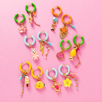 Voeg een sprankje kleur en vrolijkheid toe aan je dag met deze kleurrijke oorbellen met eigenzinnige bedels. Deze charmante oorbellen geven elke outfit een speelse en stijlvolle touch én bezorgen je meteen een instant geluksgevoel.

Extra leuk: de bedels zijn eenvoudig afneembaar en onderling te wisselen. Mix &amp;amp; Match ze met andere oorbellen en creëer eindeloos veel unieke combinaties voor dubbel draagplezier.