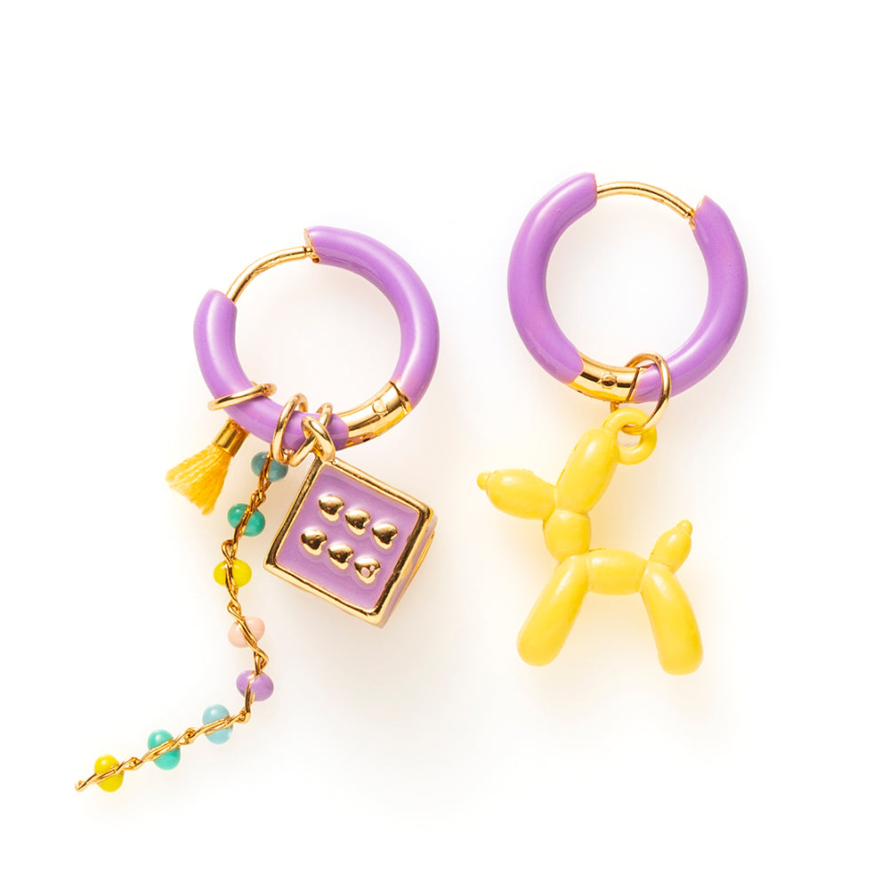 Voeg een sprankje kleur en een vleugje vreugde toe aan je dag met deze kleine gekleurde oorbellen voorzien van vrolijke bedels. Deze charmante oorbellen zijn perfect om je outfit op te vrolijken en je een instant geluksgevoel te geven. Bovendien kun je de bedels er zelf afhalen en onderling wisselen. Mix &amp; Match met de andere oorbellen voor dubbel plezier!