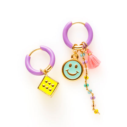 Voeg een sprankje kleur en een vleugje vreugde toe aan je dag met deze kleine gekleurde oorbellen voorzien van eigenzinnige bedels. Deze charmante oorbellen zijn perfect om je outfit op te vrolijken en je een instant geluksgevoel te geven. Bovendien kun je de bedels er zelf afhalen en onderling wisselen. Mix &amp; Match met de andere oorbellen voor dubbel plezier!