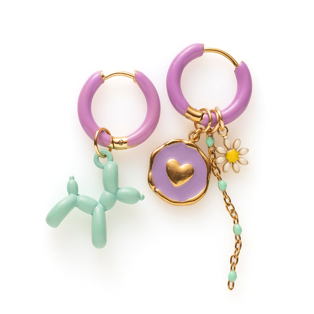 Voeg een sprankje kleur en vreugde toe aan je dag met deze kleurrijke oorbellen met eigenzinnige bedels. Deze charmante oorbellen geven elke outfit een speelse en stijlvolle touch én bezorgen je meteen een instant geluksgevoel.

Extra leuk: de bedels zijn eenvoudig afneembaar en onderling te wisselen. Mix &amp; Match ze met andere oorbellen en creëer eindeloos veel unieke combinaties voor dubbel draagplezier.