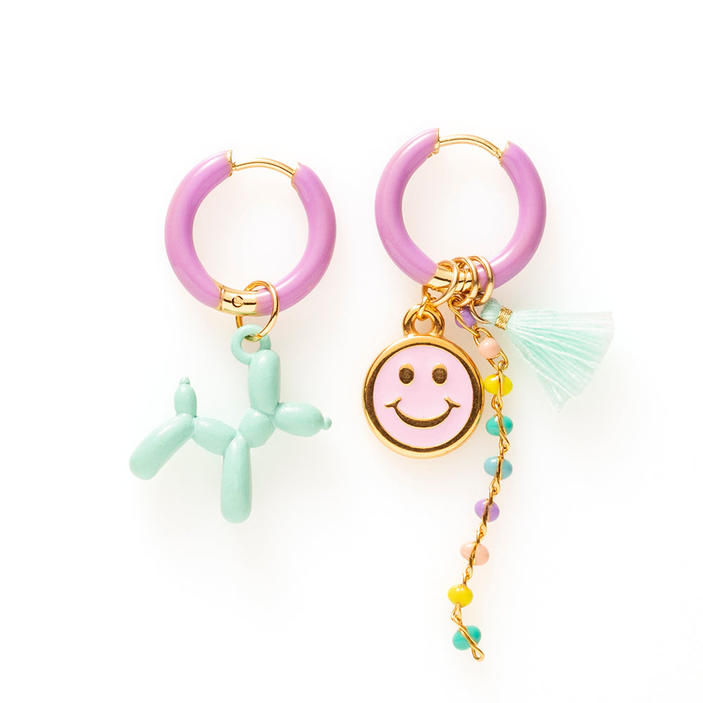 Funky bedeloorbellen met paarse emaille oorringen, een turquoise balloon dog, een lila smiley, een mintgroen kwastje en een kettinkje