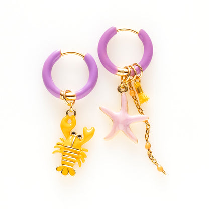 Voeg een sprankje kleur en vrolijkheid toe aan je dag met deze kleurrijke oorbellen met eigenzinnige bedels. De charmante oorbellen geven elke outfit een speelse en stijlvolle touch én bezorgen je meteen een instant geluksgevoel.
Extra leuk: de bedels zijn eenvoudig afneembaar en onderling te wisselen. Mix &amp; Match ze met andere oorbellen en creëer eindeloos veel unieke combinaties voor dubbel draagplezier.
