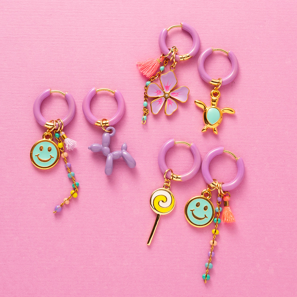 Voeg een sprankje kleur en vreugde toe aan je dag met deze kleurrijke oorbellen met eigenzinnige bedels. Deze charmante oorbellen geven elke outfit een speelse en stijlvolle touch én bezorgen je meteen een instant geluksgevoel.
Extra leuk: de bedels zijn eenvoudig afneembaar en onderling te wisselen. Mix &amp; Match ze met andere oorbellen en creëer eindeloos veel unieke combinaties voor dubbel draagplezier.
