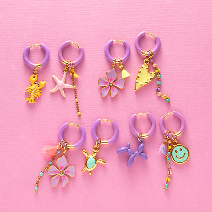 Voeg een sprankje kleur en vrolijkheid toe aan je dag met deze kleurrijke oorbellen met eigenzinnige bedels. De charmante oorbellen geven elke outfit een speelse en stijlvolle touch én bezorgen je meteen een instant geluksgevoel.
Extra leuk: de bedels zijn eenvoudig afneembaar en onderling te wisselen. Mix &amp; Match ze met andere oorbellen en creëer eindeloos veel unieke combinaties voor dubbel draagplezier.

