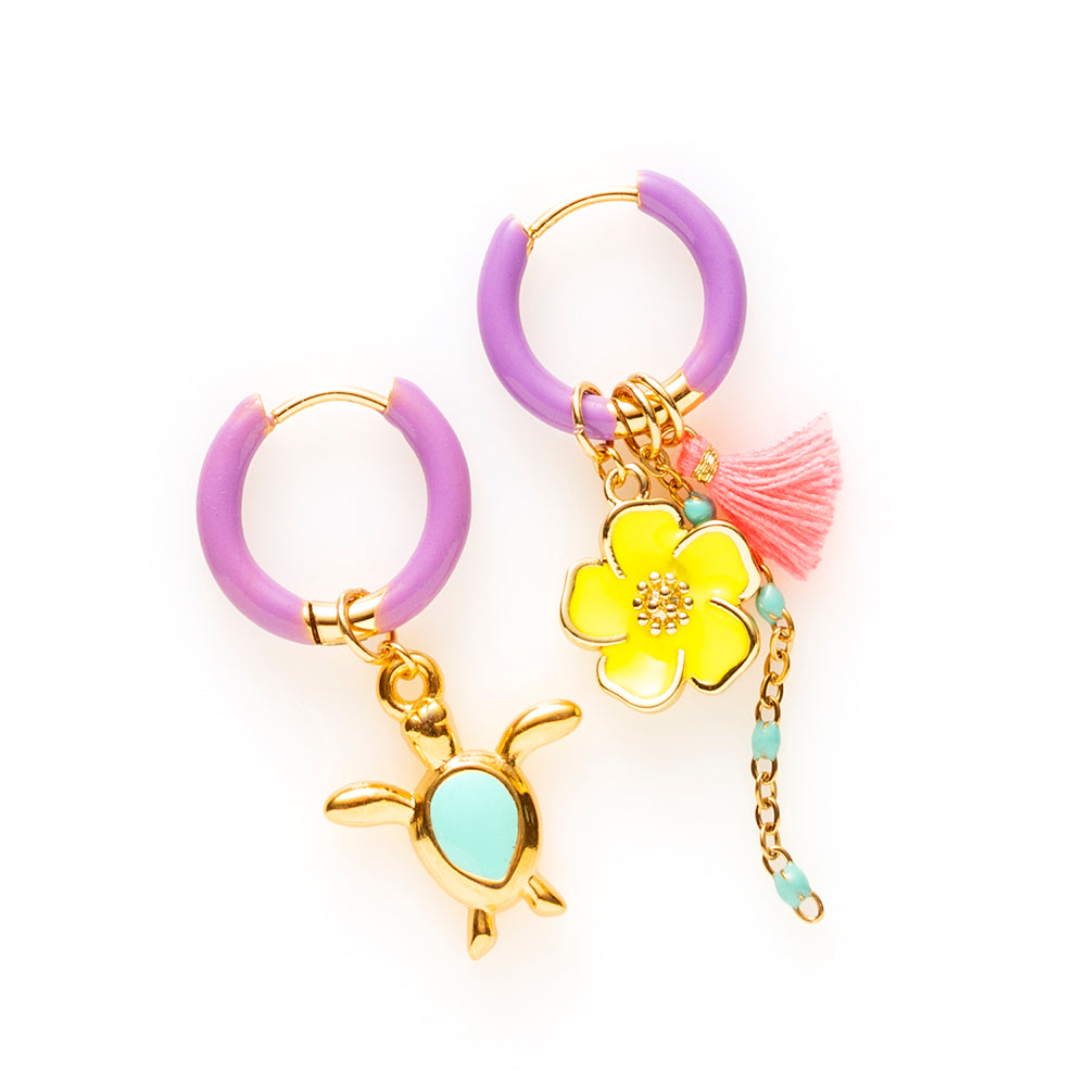 Voeg een sprankje kleur en een vleugje vreugde toe aan je dag met deze kleine gekleurde oorbellen voorzien van eigenzinnige bedels. Deze charmante oorbellen zijn perfect om je outfit op te vrolijken en je een instant geluksgevoel te geven. Bovendien kun je de bedels er zelf afhalen en onderling wisselen. Mix &amp; Match met de andere oorbellen voor dubbel plezier!