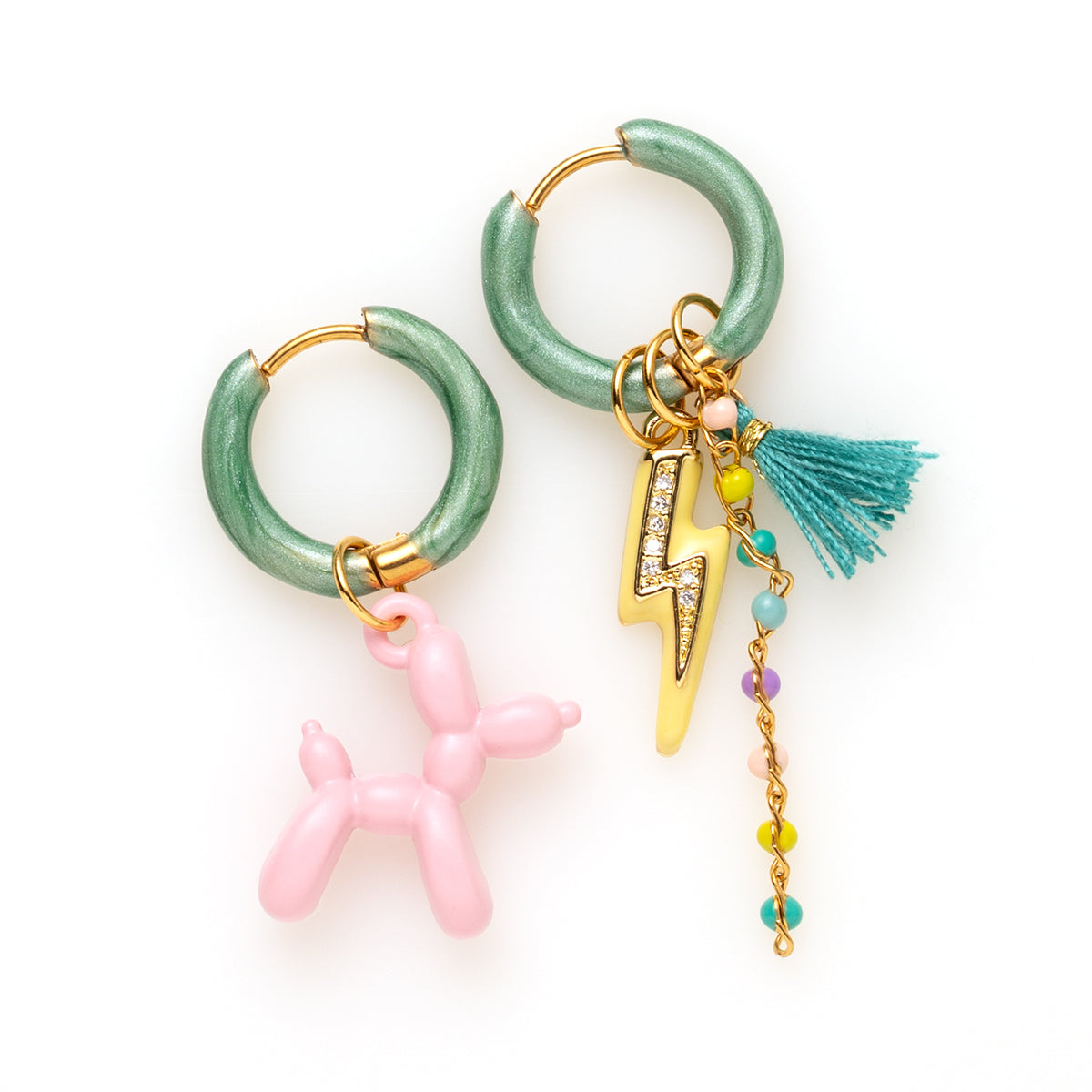 Voeg een sprankje kleur en een vleugje vreugde toe aan je dag met deze kleine gekleurde oorbellen voorzien van vrolijke bedels. Deze charmante oorbellen zijn perfect om je outfit op te vrolijken en je een instant geluksgevoel te geven. Bovendien kun je de bedels er zelf afhalen en onderling wisselen. Mix &amp; Match met de andere oorbellen voor dubbel plezier!