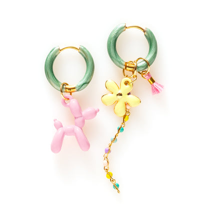 Voeg een sprankje kleur en een vleugje vreugde toe aan je dag met deze kleine gekleurde oorbellen voorzien van vrolijke bedels. Deze charmante oorbellen zijn perfect om je outfit op te vrolijken en je een instant geluksgevoel te geven. Bovendien kun je de bedels er zelf afhalen en onderling wisselen. Mix &amp; Match met de andere oorbellen voor dubbel plezier!